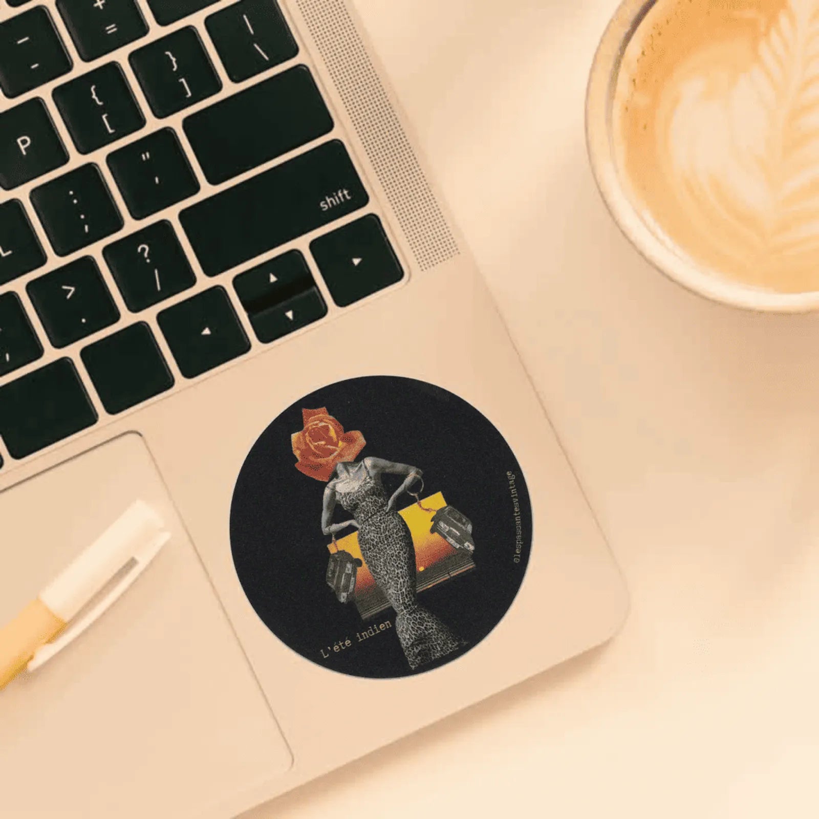 Autocollant rond collage femme en robe léopard avec tête de rose sur fond noir collé sur ordi