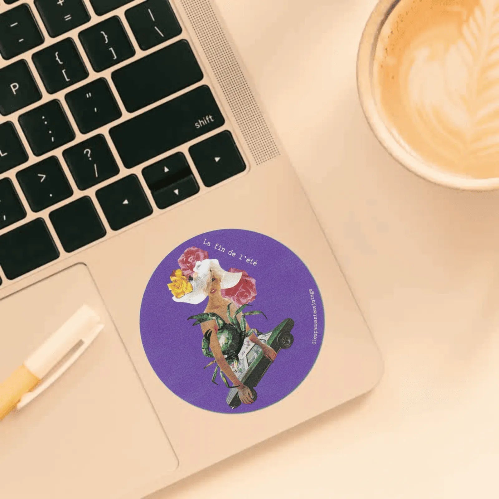 La fin de l’été

Autocollant rond collage femme avec chapeau fleuri tenant une voiture verte sur fond violet collé sur ordi