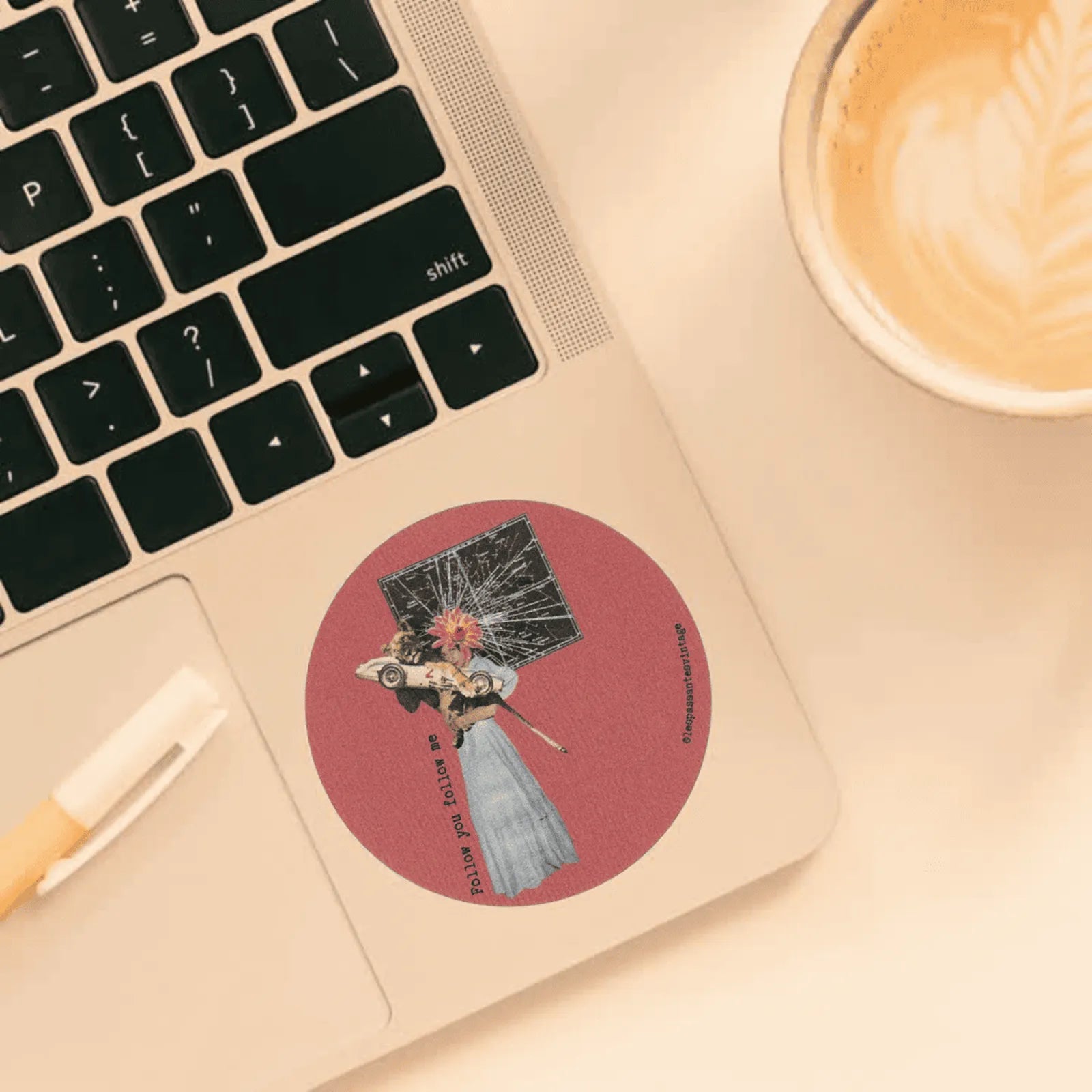 Autocollant rond collage femme en robe bleue tenant une voiture miniature devant un ciel étoilé sur fond rouge collé sur ordi