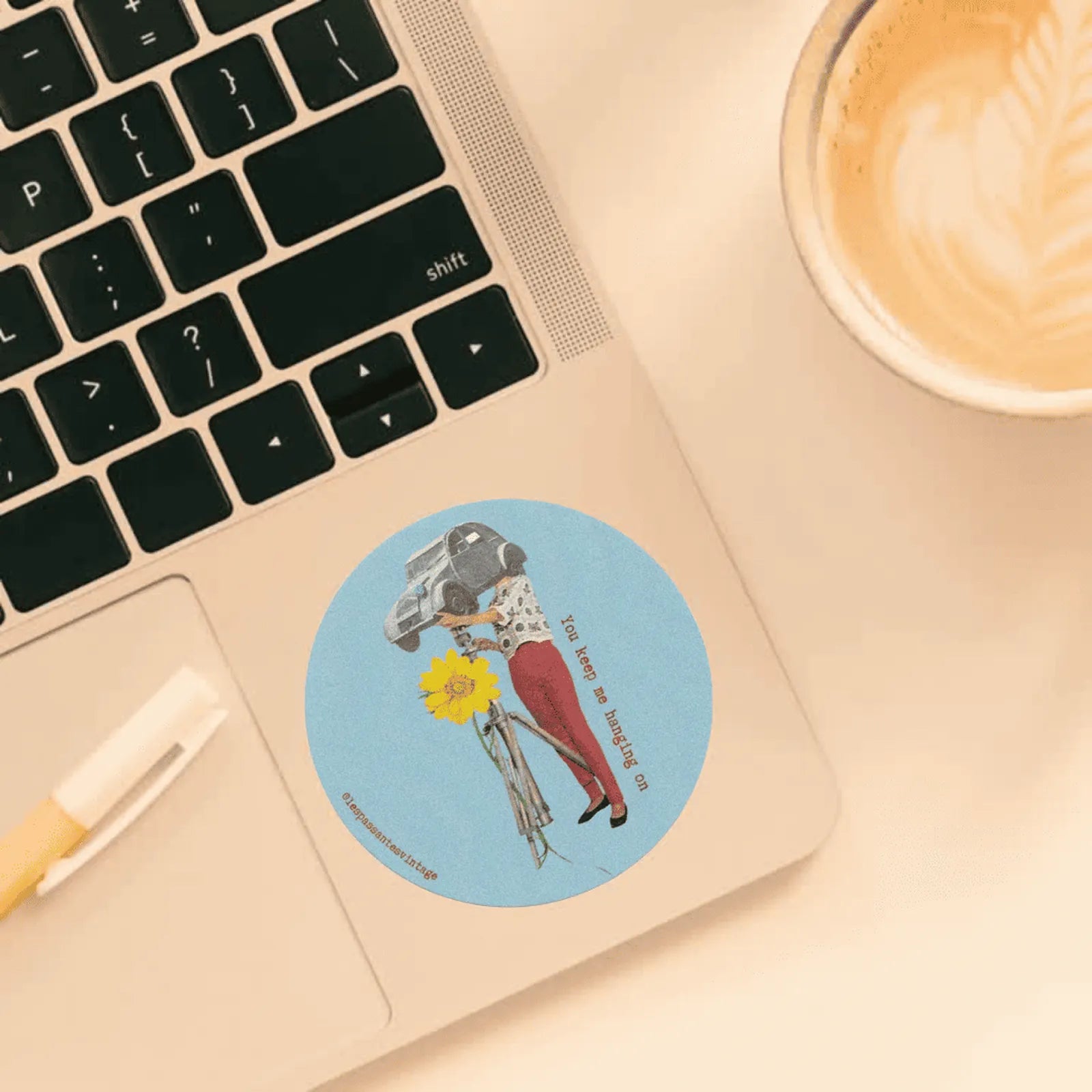 Sticker rond illustration collage vintage femme tenant une voiture ancienne avec fleur jaune, citation You keep me hanging on
collé sur ordi