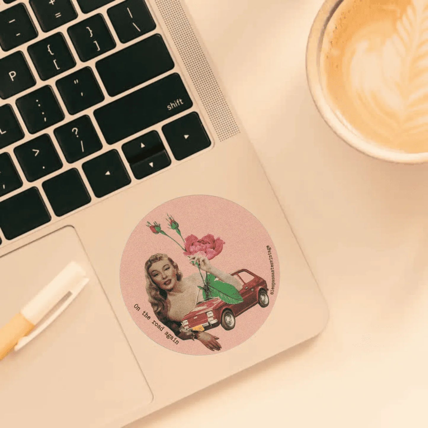 On the road again

Autocollant rond collage femme vintage avec fleur rose et petite voiture rouge sur fond rose pâle collé sur ordi