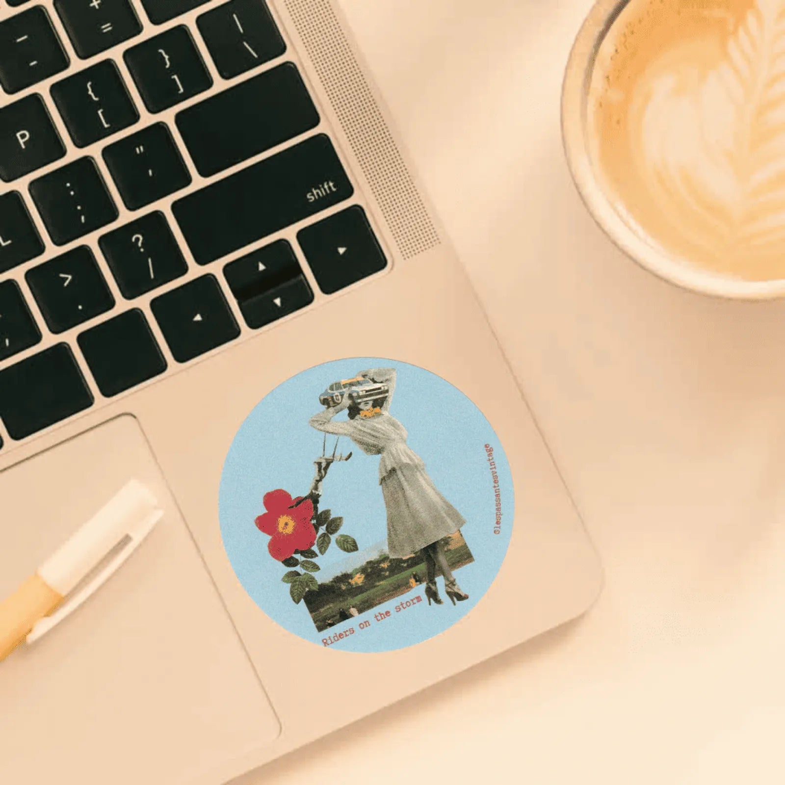 Riders on the storm
Autocollant rond vintage Riders on the storm collage femme en robe avec voiture sur la tête et grande fleur rouge sur fond bleu clair collé sur ordi