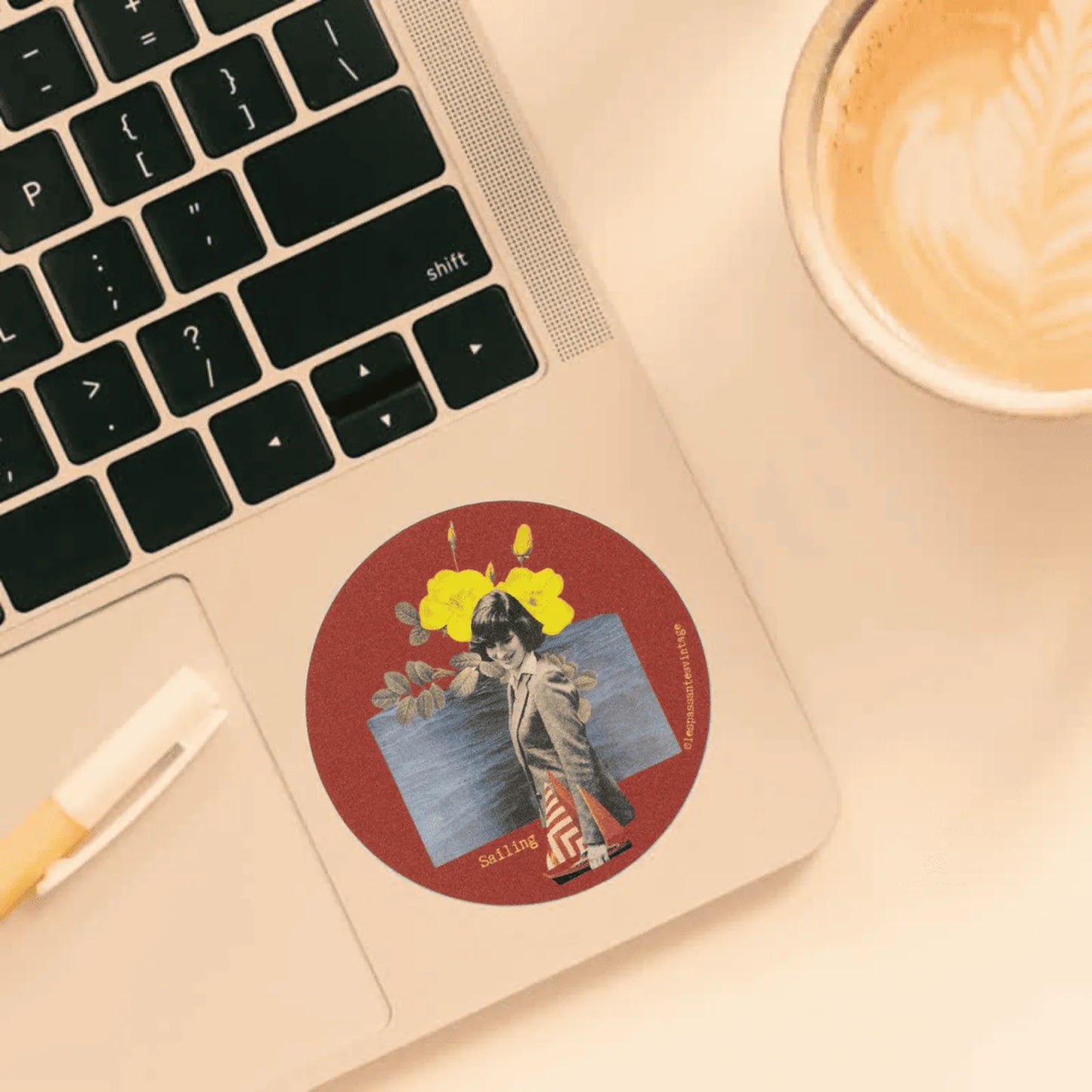 Sailing
Autocollant rond vintage Sailing collage femme rétro devant mer avec voilier et fleurs jaunes sur fond rouge collé sur ordi