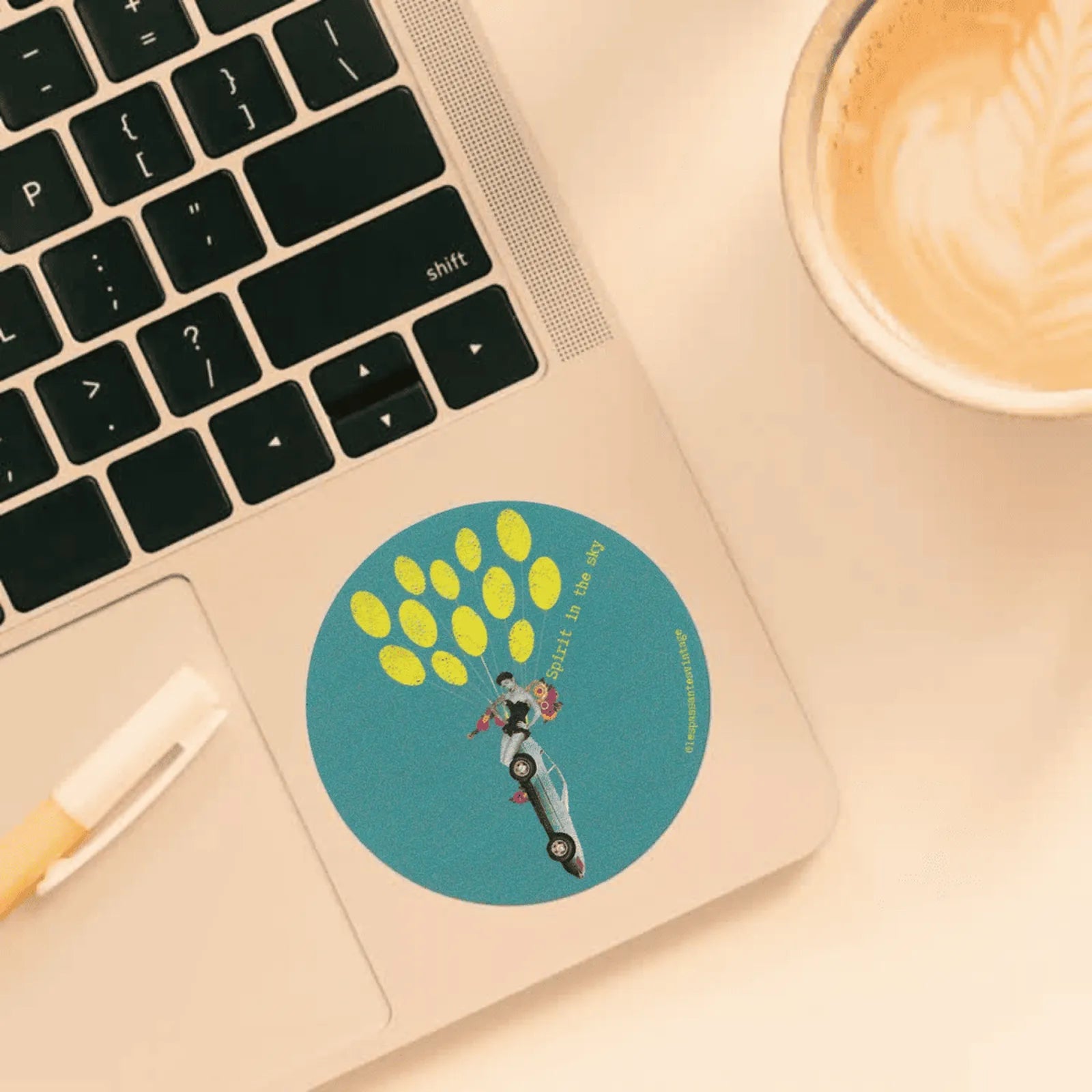 Sticker rond collage vintage femme suspendue à des ballons jaunes sur voiture, illustration artistique rétro
collé sur ordi