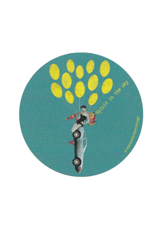 Sticker rond collage vintage femme suspendue à des ballons jaunes sur voiture, illustration artistique rétro