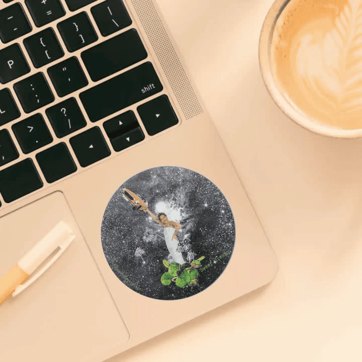 Sticker rond collage vintage femme dans l’espace avec voiture et fleurs violettes, illustration artistique sweet dreams collé sur ordi