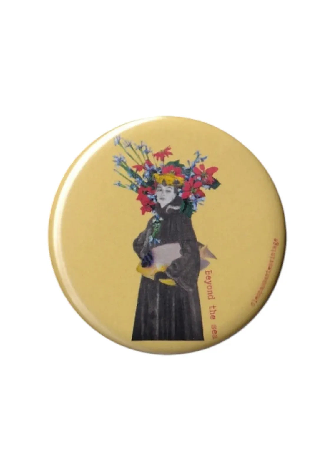 Badge rond collage vintage Beyond the Sea avec femme rétro portant un bouquet de fleurs colorées, illustration artistique