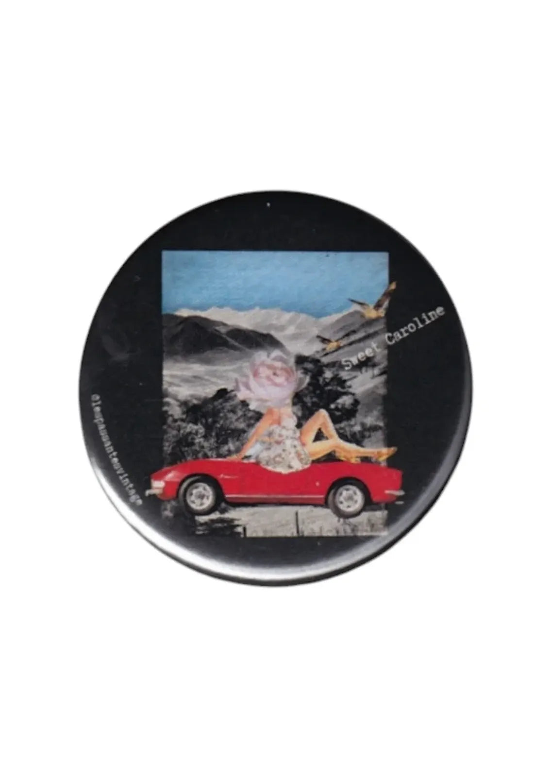 Badge vintage noir "Take it easy" illustration collage femme fleur assise sur voiture rouge paysage montagne, magnet rond rétro décoration originale