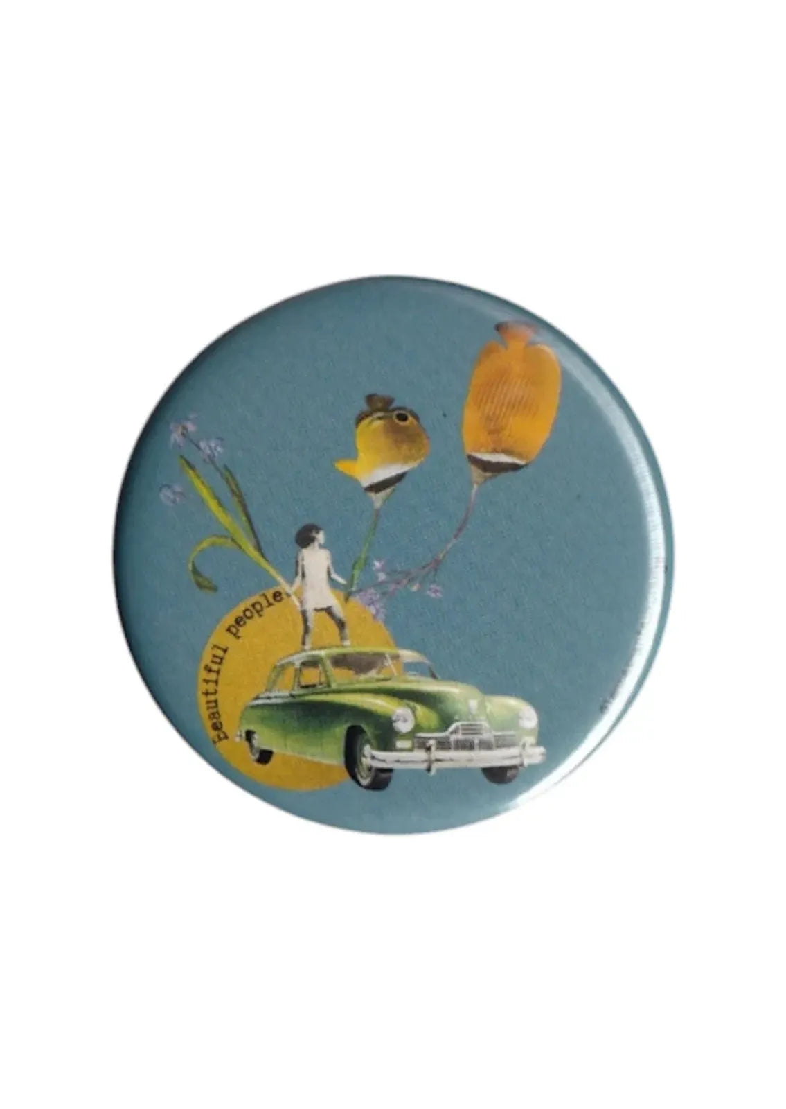 Badge rond collage vintage Beautiful People avec voiture ancienne verte et personnage miniature, illustration rétro artistique