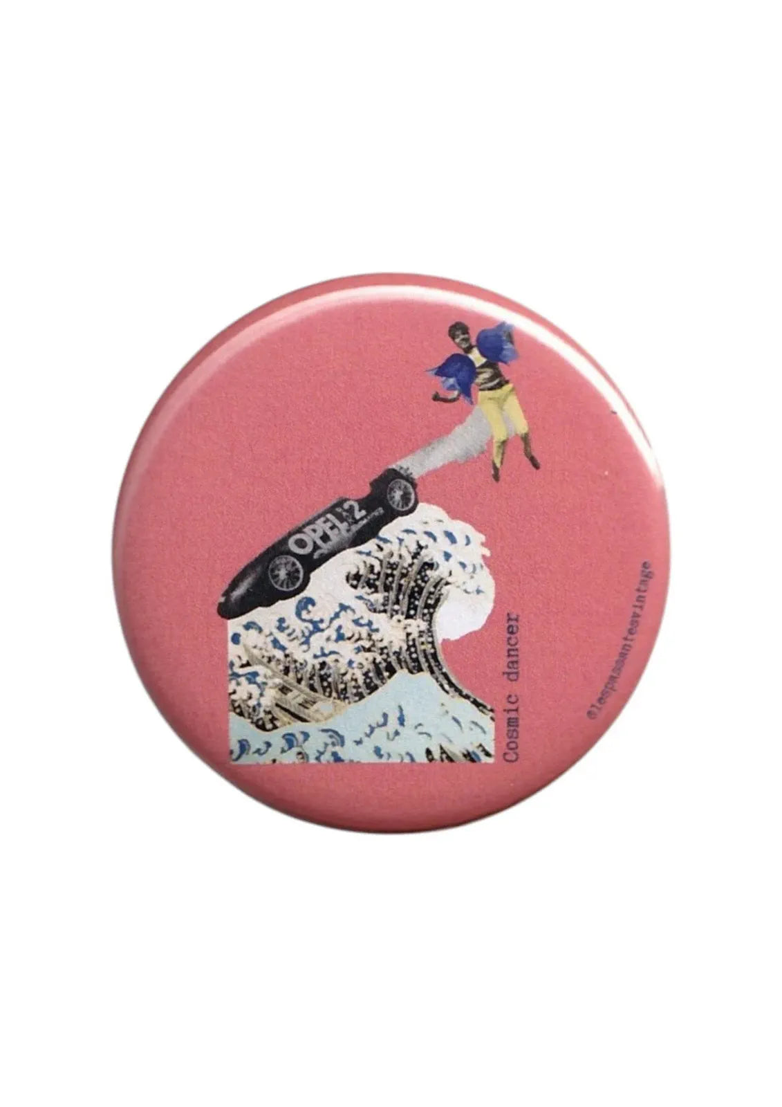 Badge rond collage vintage Cosmic Dancer avec vague japonaise style Hokusai, voiture rétro noire et personnage dansant sur fond rose