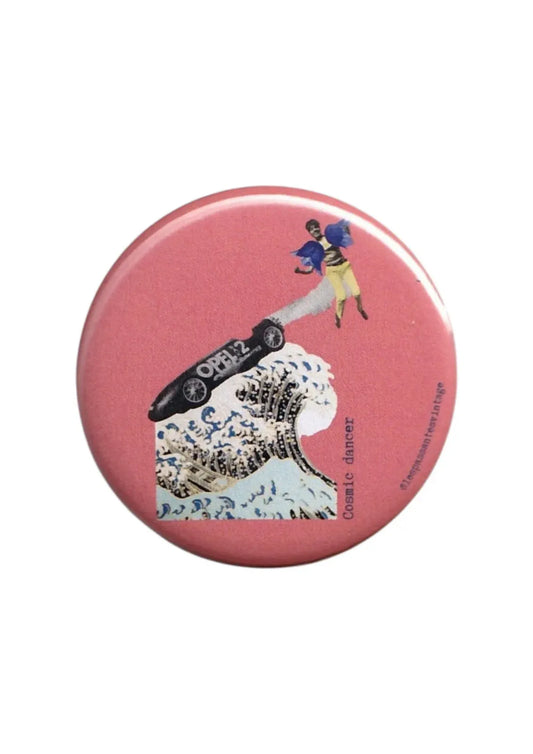 Badge rond collage vintage Cosmic Dancer avec vague japonaise style Hokusai, voiture rétro noire et personnage dansant sur fond rose