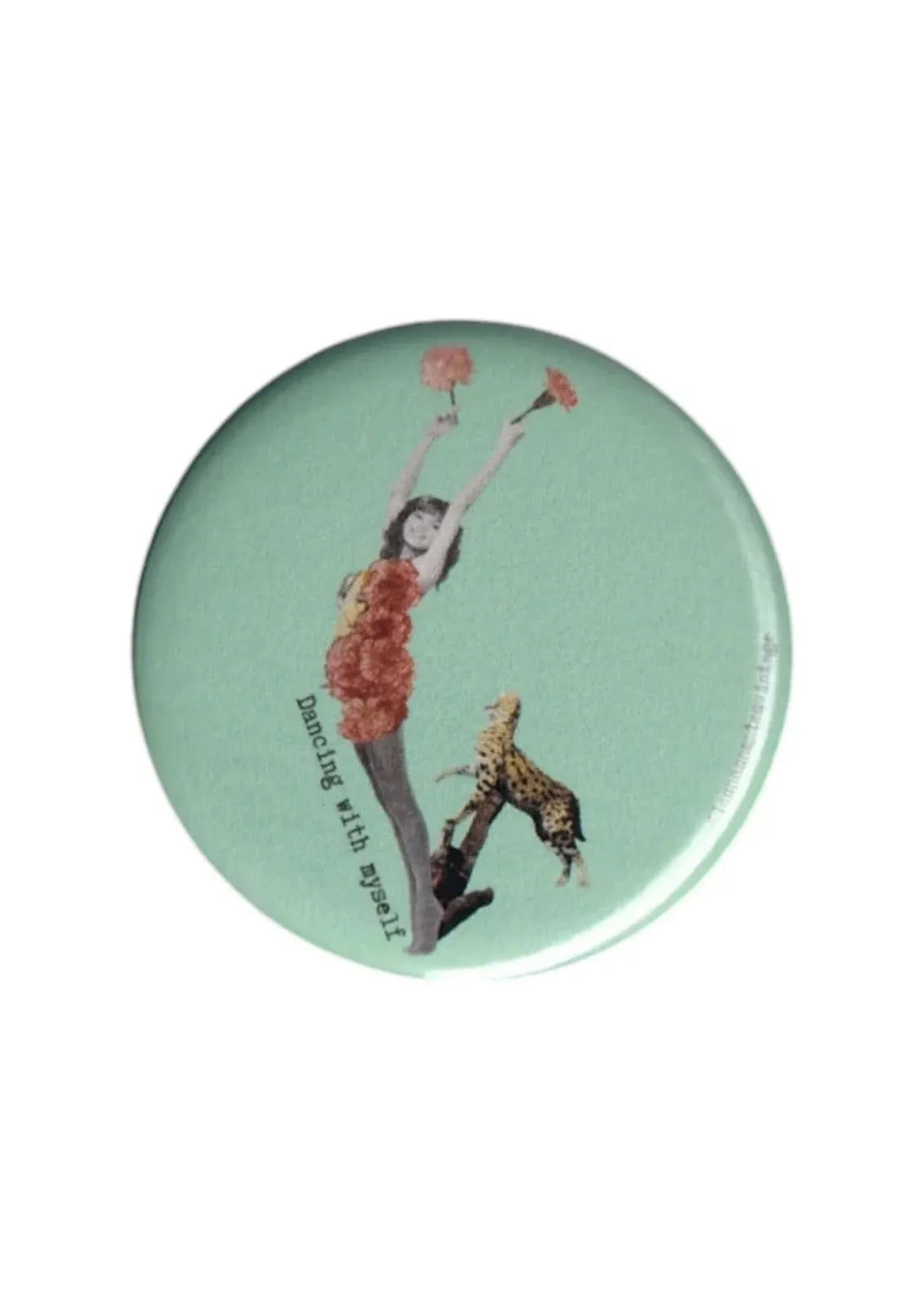 Badge rond collage vintage Dancing with myself avec femme en mouvement, fleurs rouges et fond vert menthe