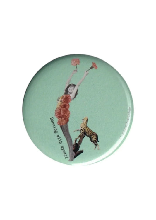 Badge rond collage vintage Dancing with myself avec femme en mouvement, fleurs rouges et fond vert menthe