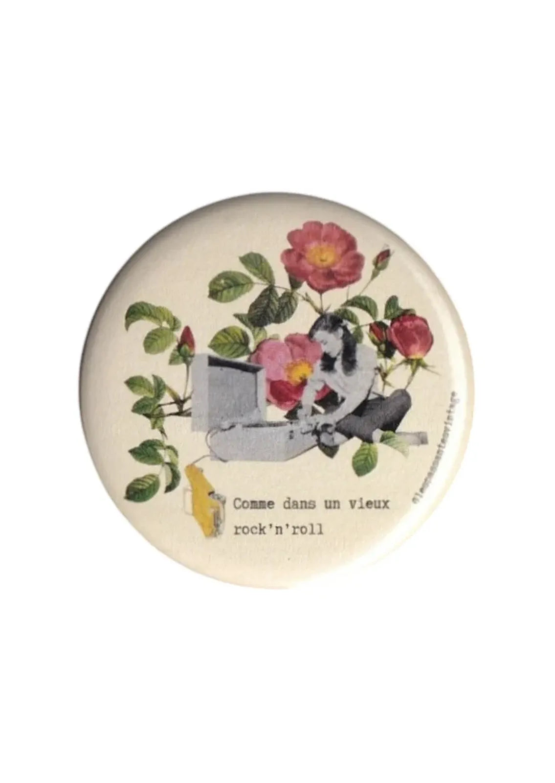 Badge vintage Pistacchio.illu Comme dans un vieux rock’n’roll – illustration femme, tourne-disque et fleurs rétro
