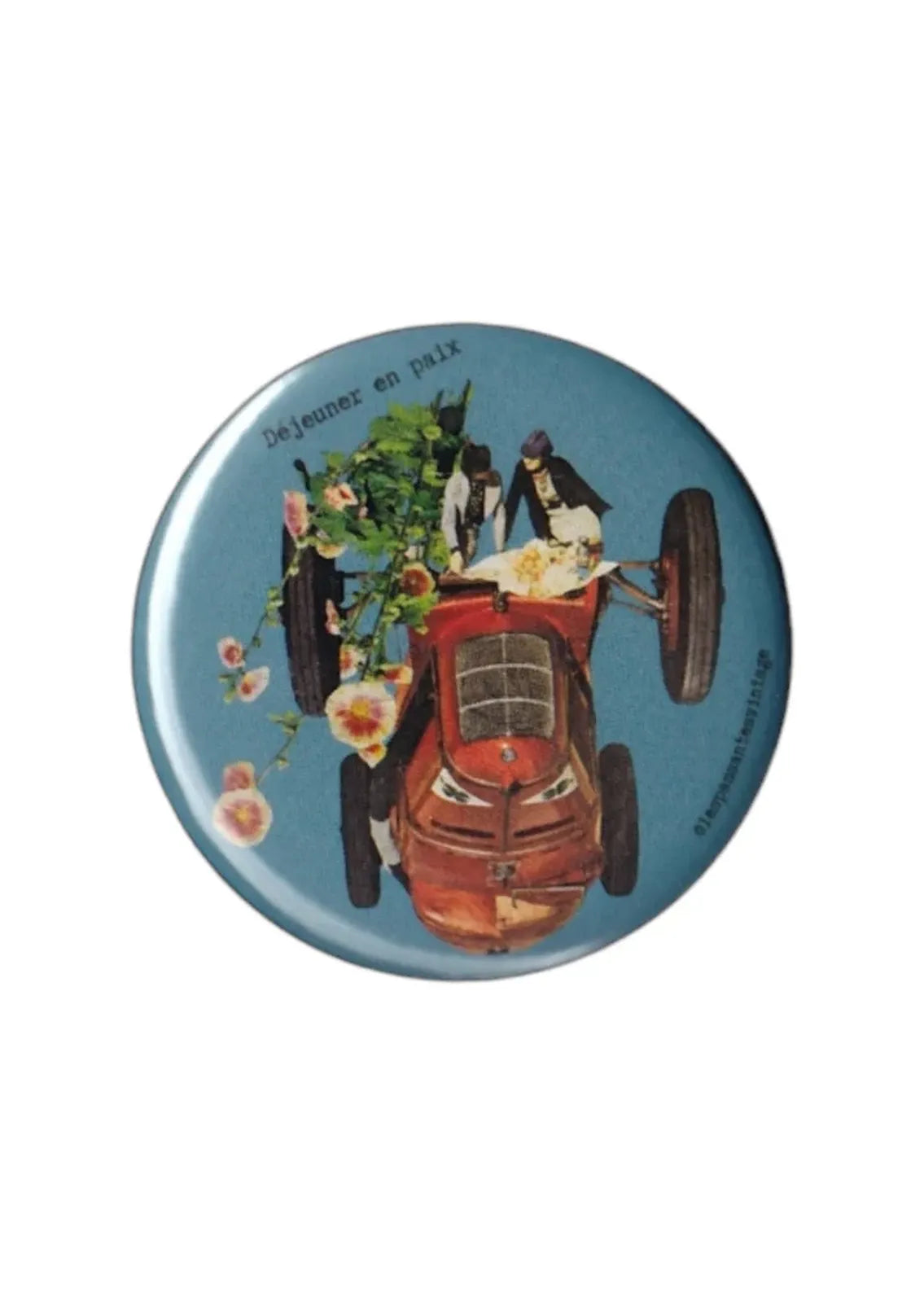 Badge vintage Pistacchio.illu Déjeuner en paix – illustration voiture rouge rétro et fleurs, style collage poétique
