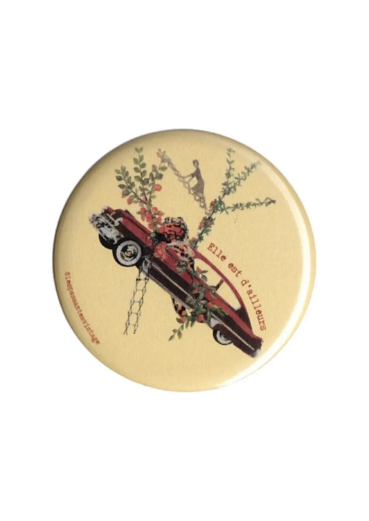 Badge vintage illustration voiture rouge fleurie “Elle est d’ailleurs” – création Pistacchio.illu