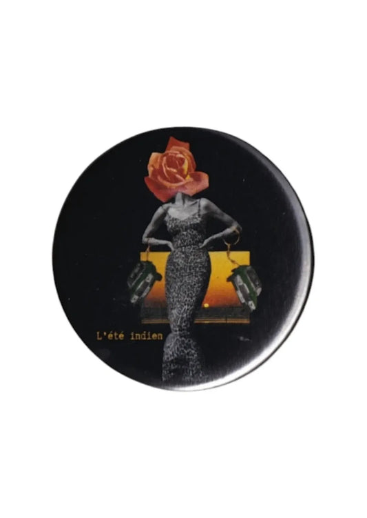 Badge vintage illustration femme robe léopard tête fleur rose devant coucher de soleil, citation « L’été indien », accessoire rétro artistique