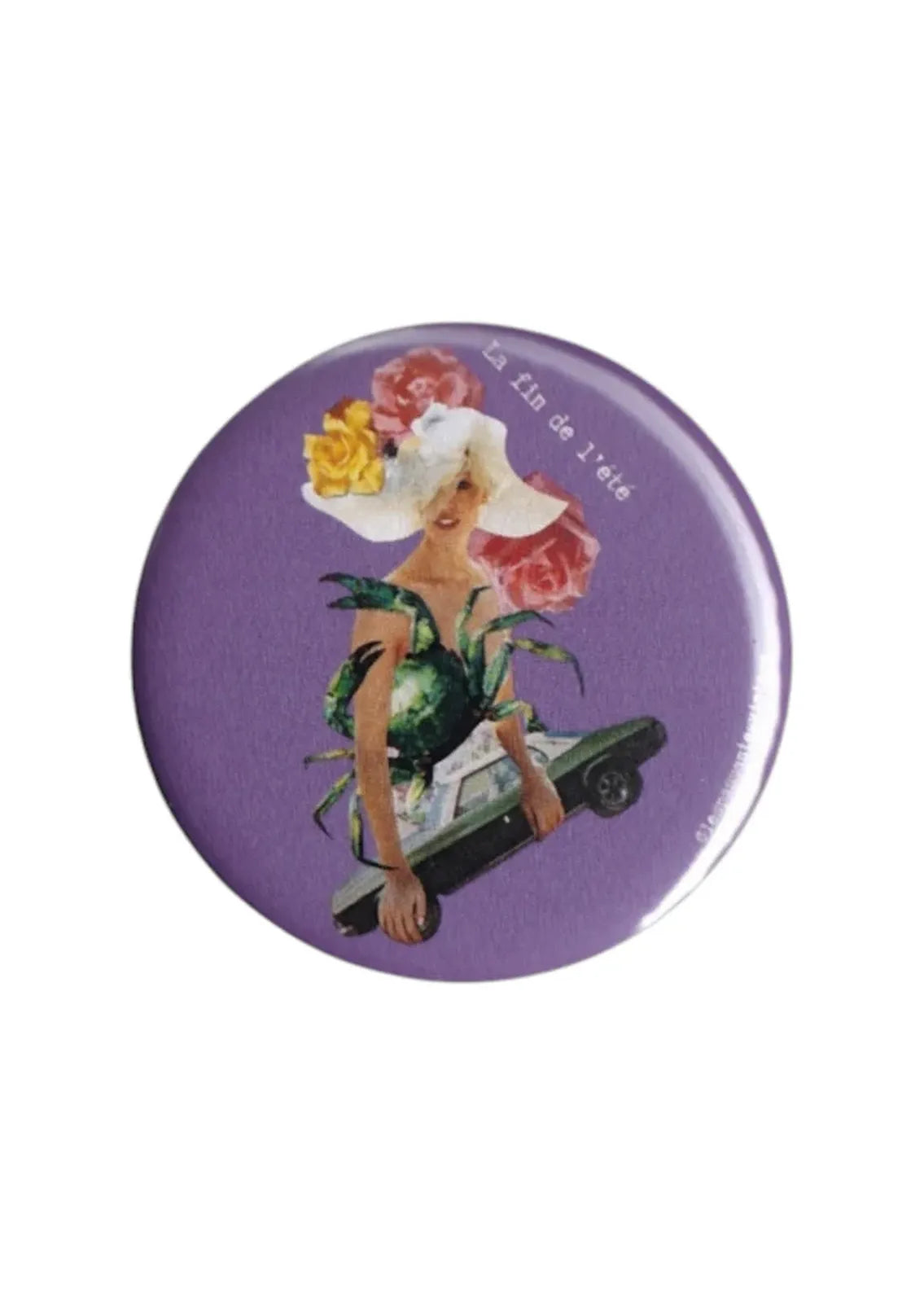 Badge vintage illustration femme élégante chapeau blanc fleurs roses et jaunes sur fond violet, voiture rétro, citation « La fin de l’été », accessoire artistique