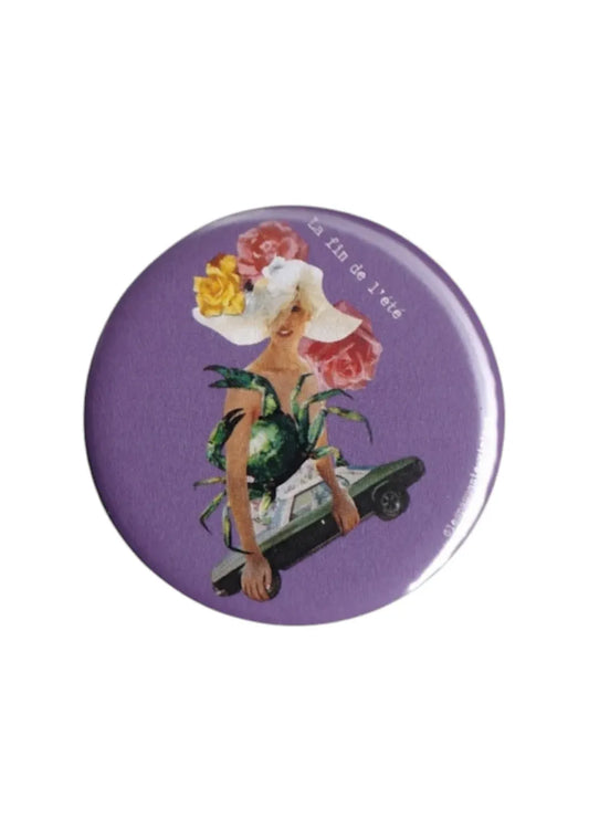Badge vintage illustration femme élégante chapeau blanc fleurs roses et jaunes sur fond violet, voiture rétro, citation « La fin de l’été », accessoire artistique