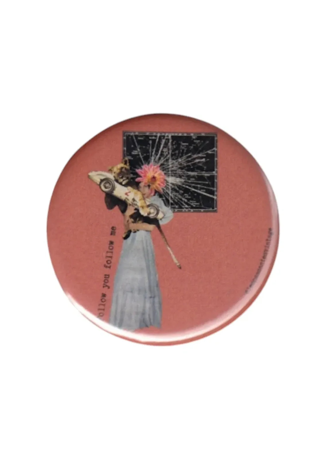 Badge vintage illustration femme tenant une voiture sous un ciel étoilé avec citation « Follow your follow me », accessoire rétro artistique