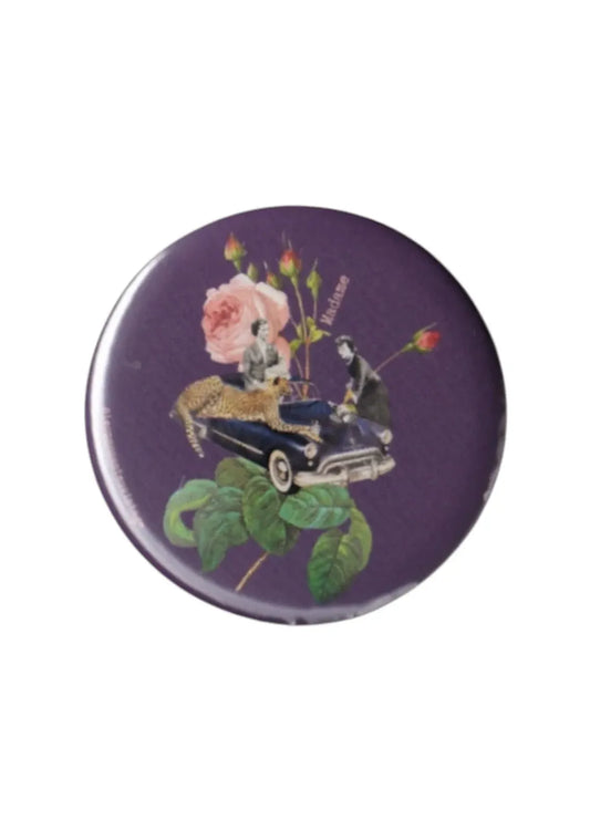 Badge vintage violet illustration femme et homme en voiture ancienne avec léopard et rose – accessoire rétro original