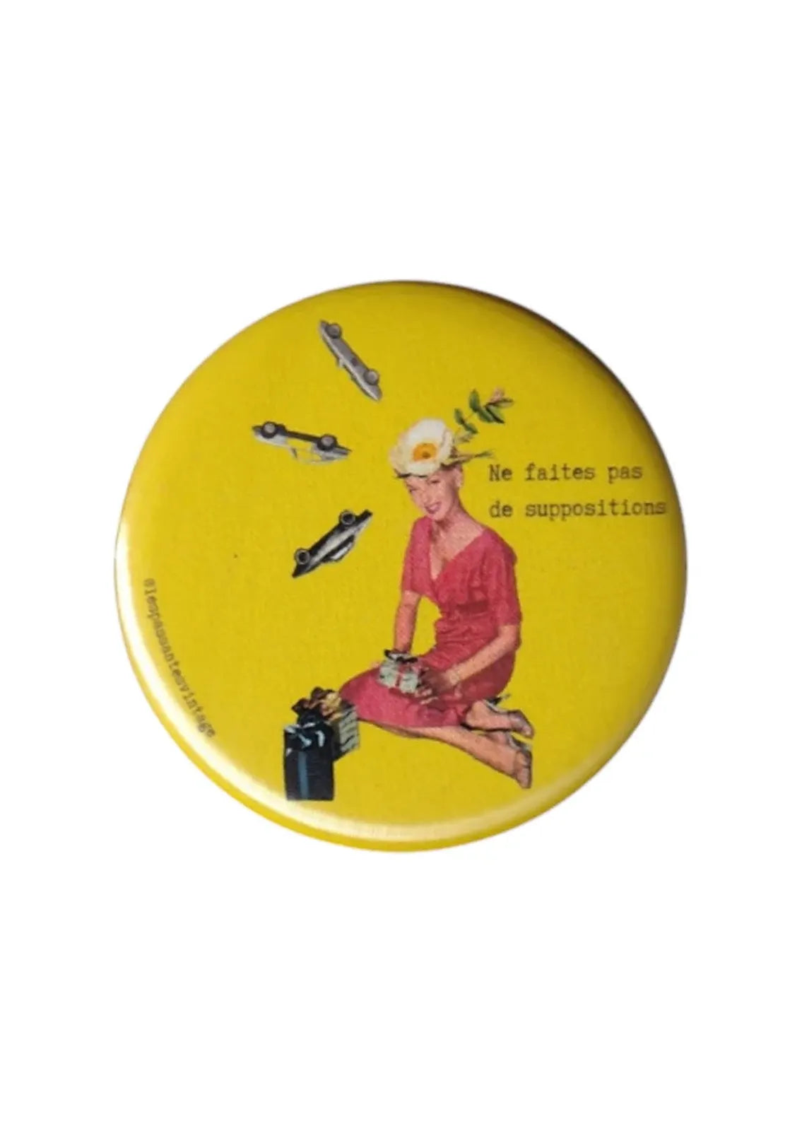 Badge vintage citation “Ne faites pas de suppositions” – illustration rétro femme années 50 fond jaune, accord toltèque