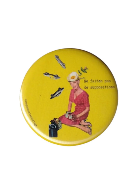 Badge vintage citation “Ne faites pas de suppositions” – illustration rétro femme années 50 fond jaune, accord toltèque