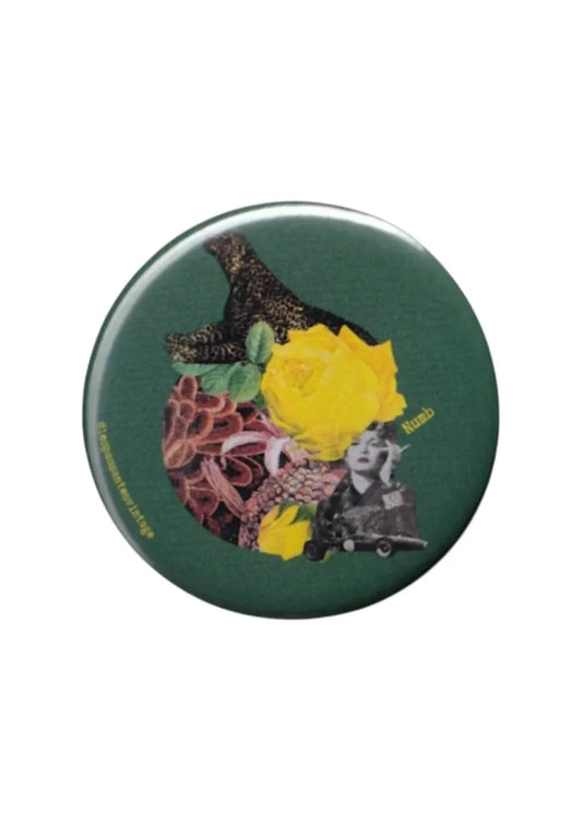 Badge vintage collage rétro fond vert – femme années 50, voiture miniature, fleurs jaunes et léopard