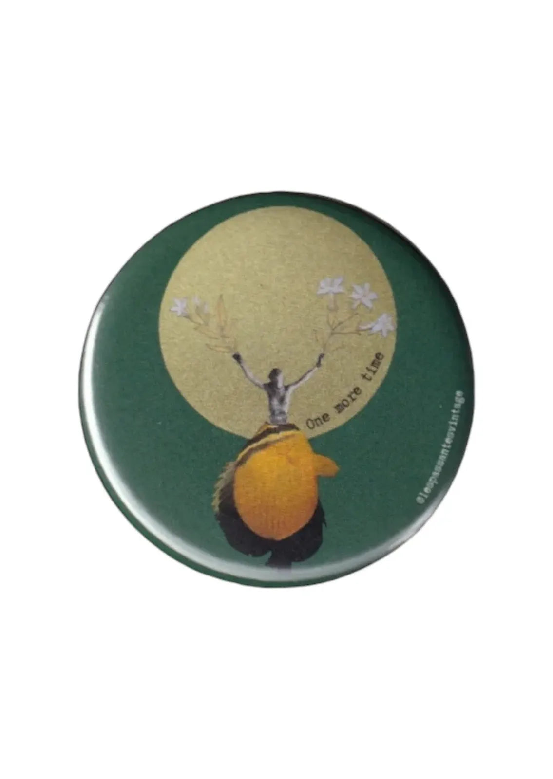Badge vintage vert "One more time" avec personnage levant les bras sous un cercle jaune lune, illustration collage poétique, magnet rond rétro décoration originale