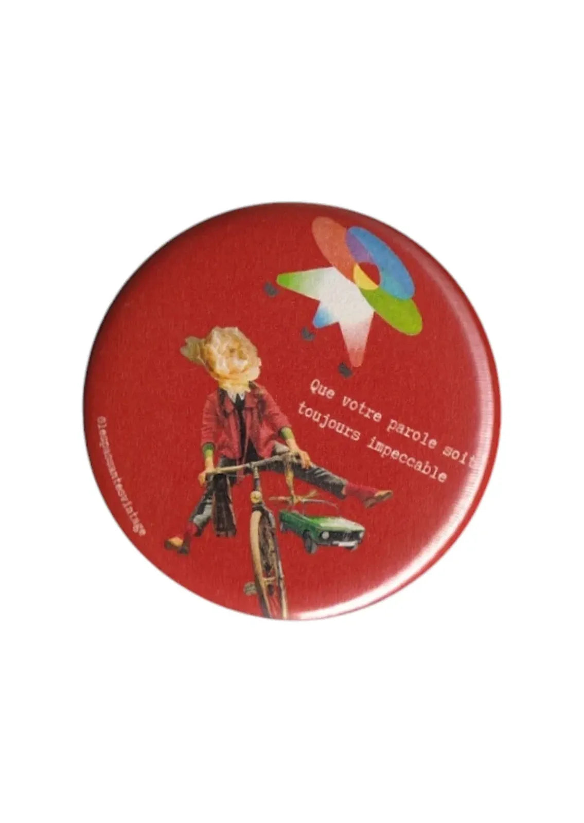 Badge rouge accord toltèque "Que votre parole soit toujours impeccable" avec illustration collage poétique personnage à vélo et avion coloré, magnet rond vintage original