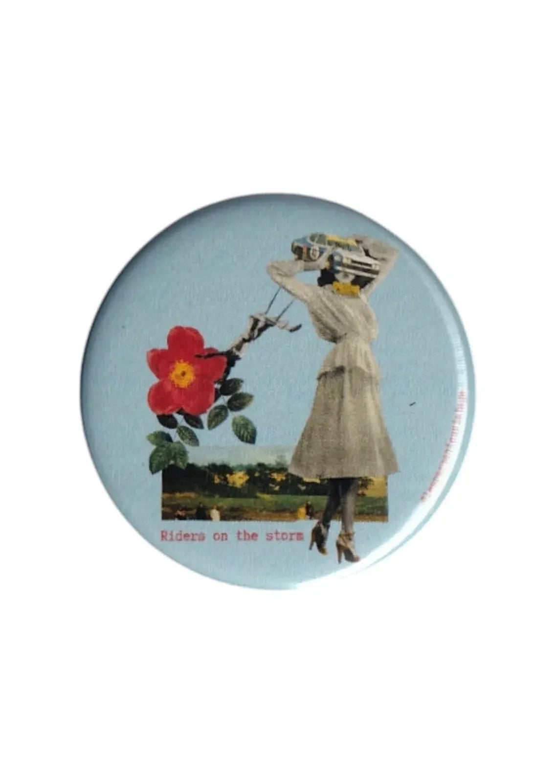 Badge vintage bleu "Riders on the storm" illustration collage femme en robe tenant une grande fleur rouge, magnet rond rétro décoration originale