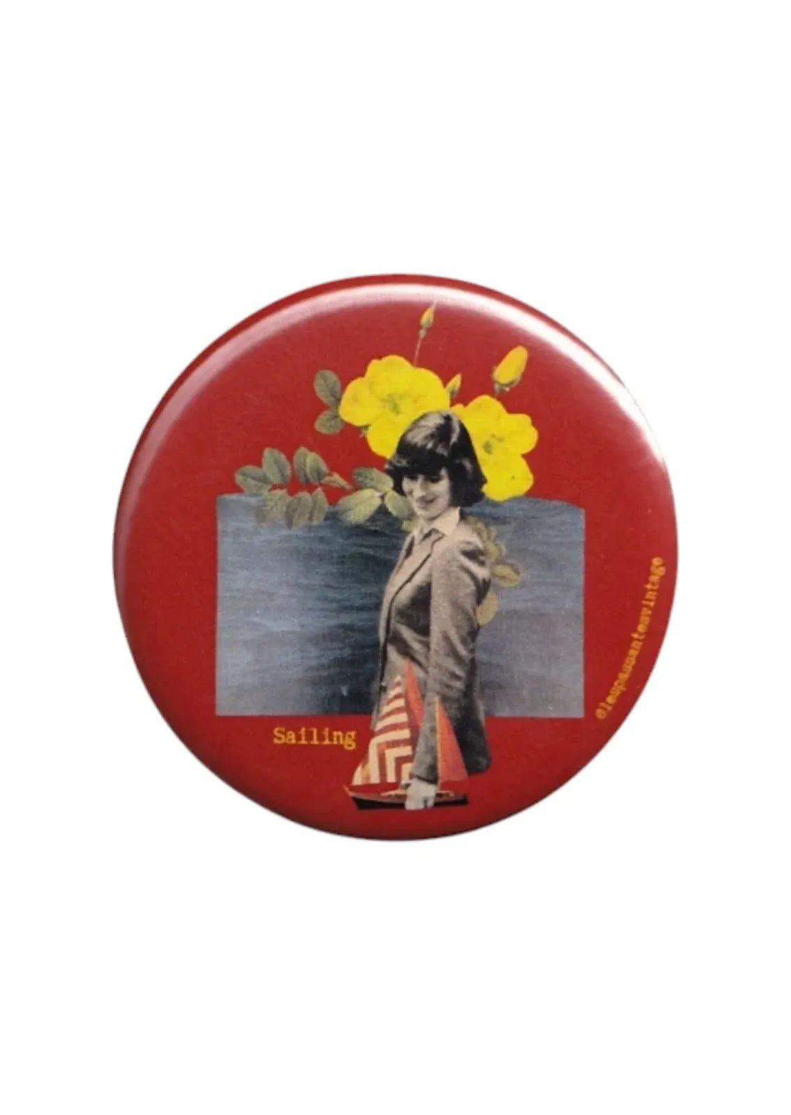 Badge vintage rouge "Sailing" illustration collage femme rétro avec fleurs jaunes et voilier, magnet rond décoration originale style artistique