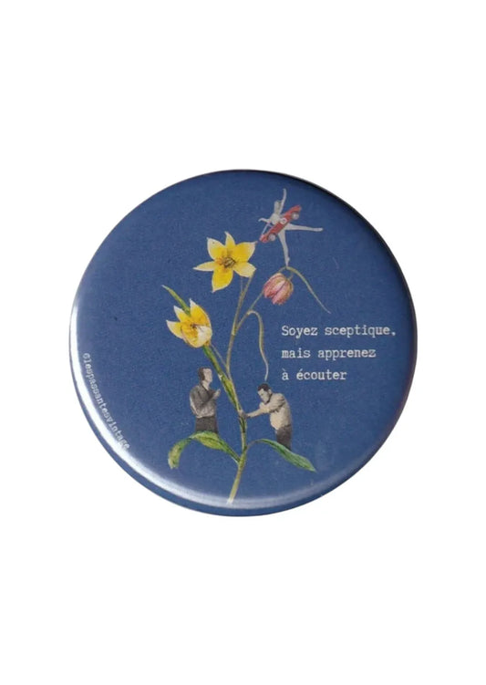 Badge vintage bleu accord toltèque "Soyez sceptique mais apprenez à écouter" illustration collage floral et personnages miniatures, magnet rond original