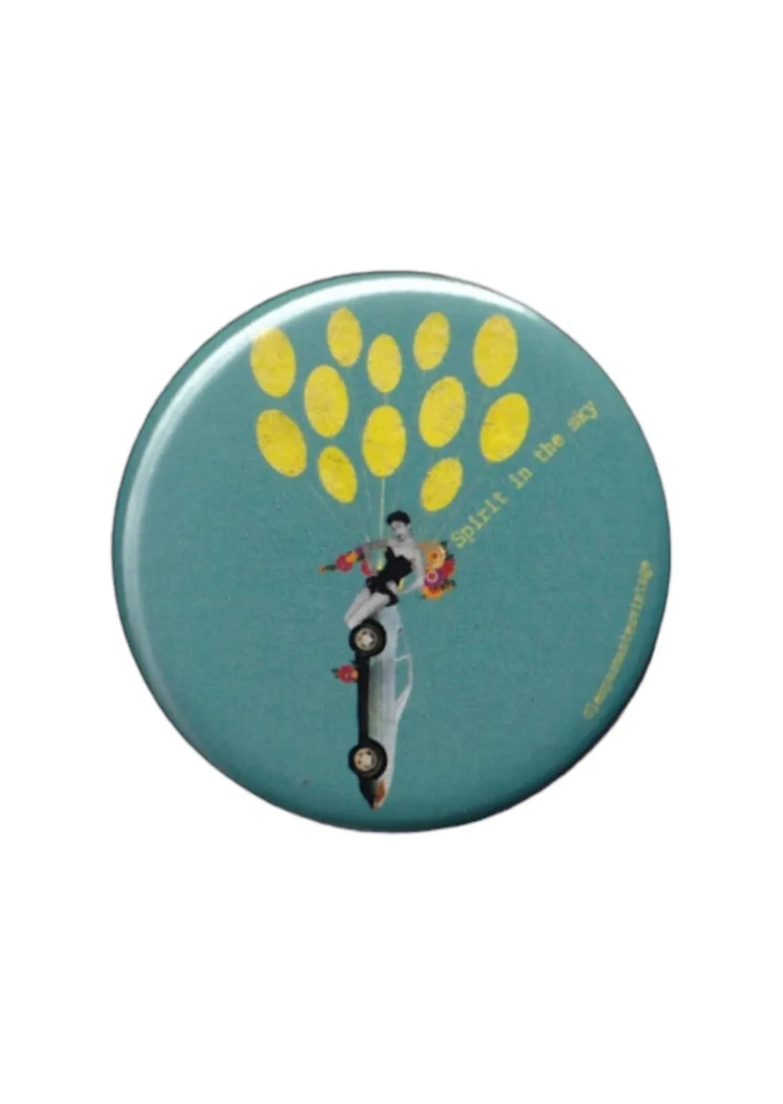 Badge vintage vert d’eau "Spirit in the sky" illustration collage femme sur voiture avec ballons jaunes, magnet rond rétro décoration originale
