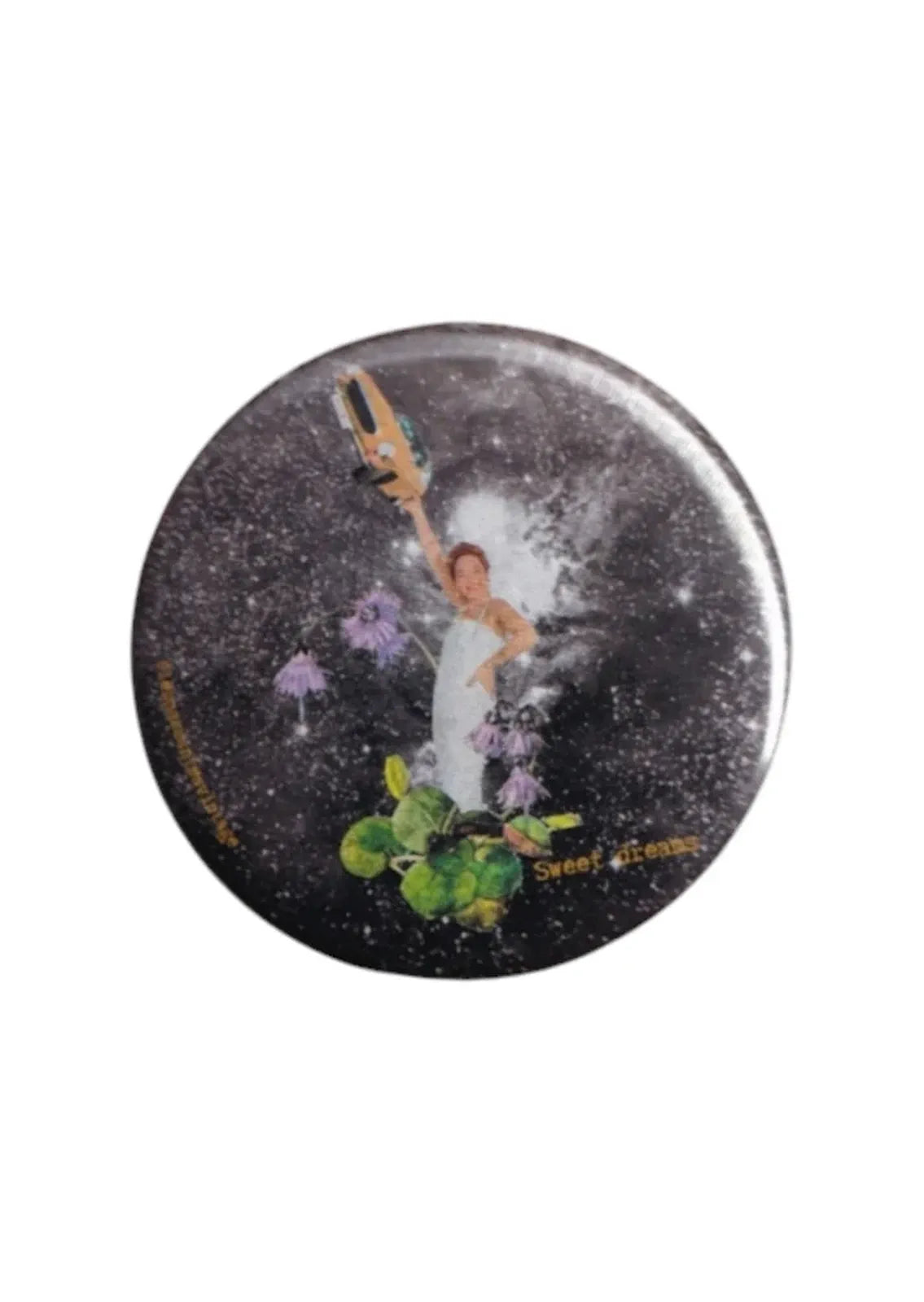 Badge vintage noir "Sweet dreams" illustration collage femme tenant guitare dans ciel étoilé avec fleurs violettes, magnet rond rétro décoration originale
