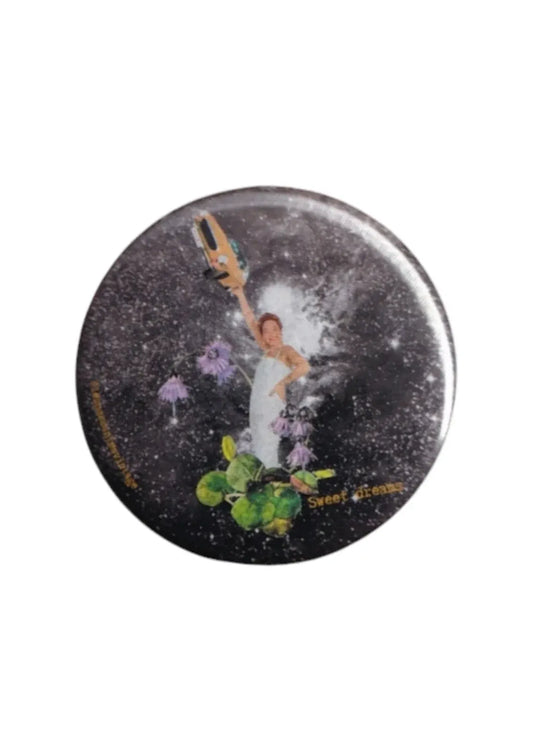 Badge vintage noir "Sweet dreams" illustration collage femme tenant guitare dans ciel étoilé avec fleurs violettes, magnet rond rétro décoration originale