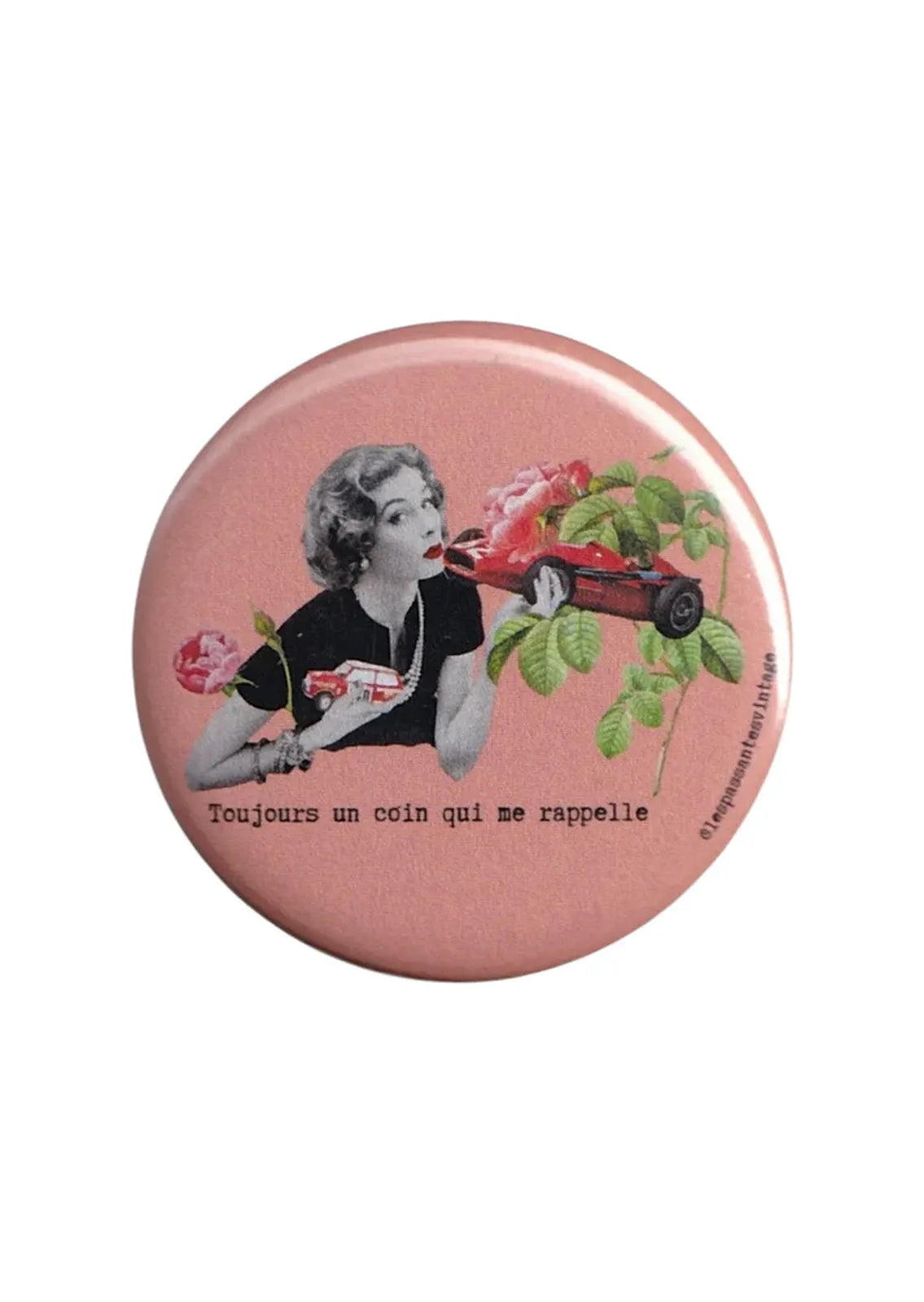 Badge vintage rose "Toujours un coin qui me rappelle" illustration collage femme rétro avec voiture rouge et fleurs, magnet rond décoration originale