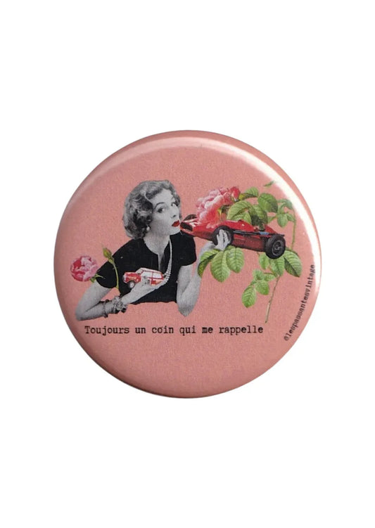 Badge vintage rose "Toujours un coin qui me rappelle" illustration collage femme rétro avec voiture rouge et fleurs, magnet rond décoration originale