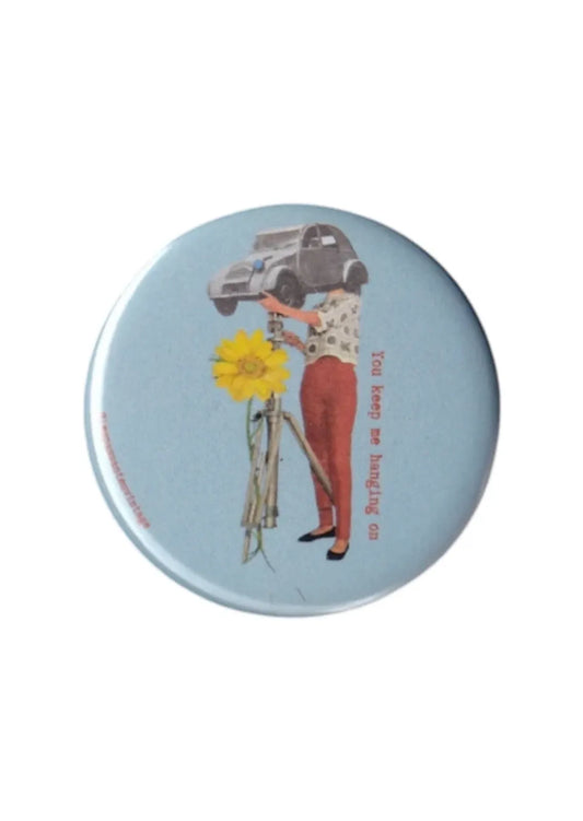 Badge vintage bleu clair "You keep me hanging on'" illustration collage femme avec voiture ancienne et fleur jaune, magnet rond rétro décoration originale