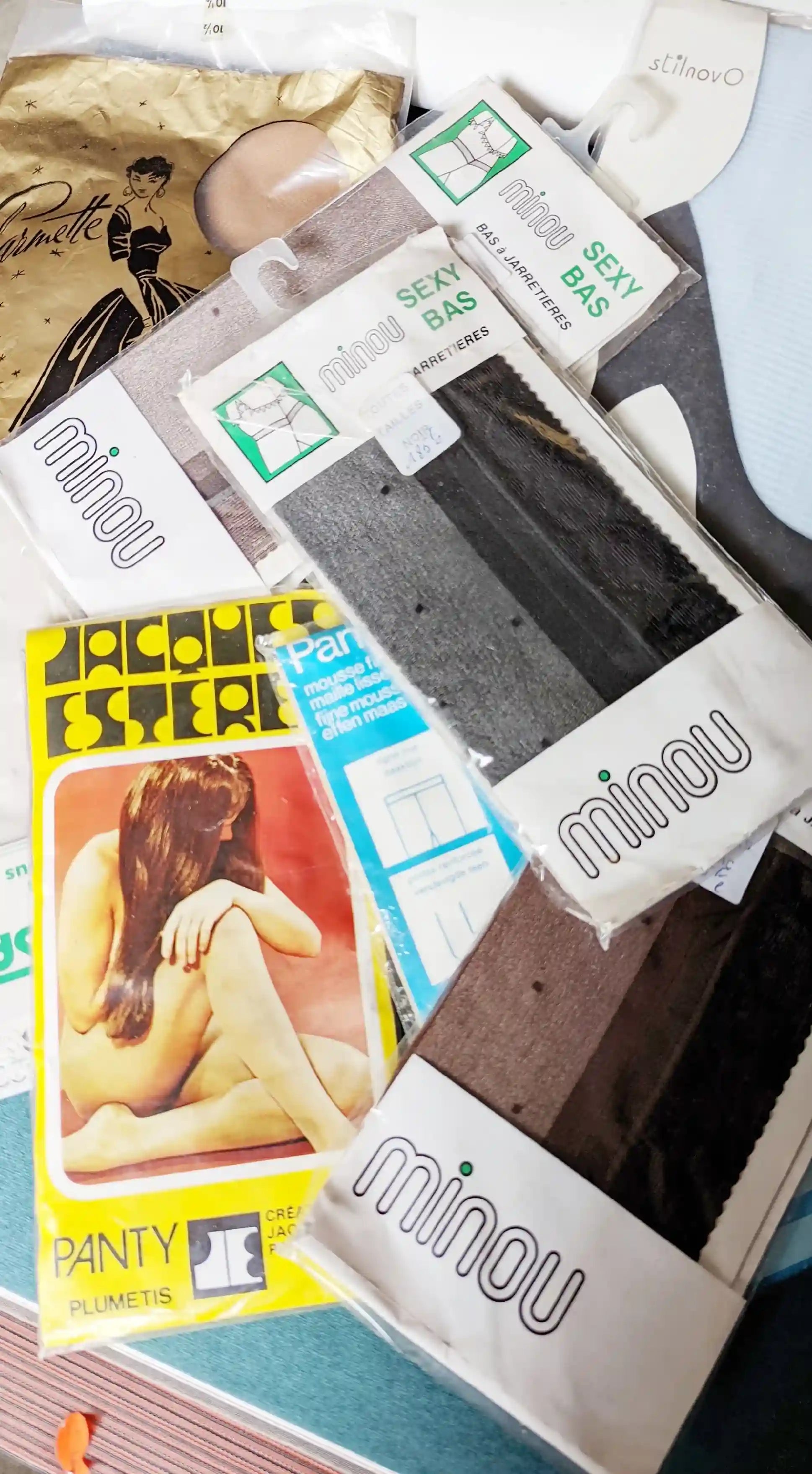 Bas collant des années 60 70 50 90 neuf avec étiquettes et emballages Les passantes vintage