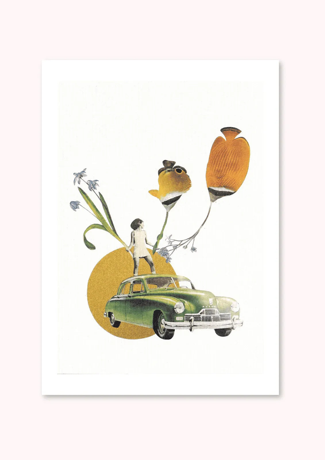 Carte collage reproduction Pistachio.illu Beautiful People, femme debout sur voiture vintage verte avec fleurs et poisson sur fond beige avec enveloppe kraft