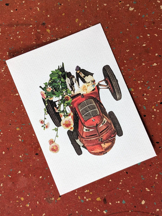 Carte collage surréaliste Déjeuner en paix – voiture rouge vintage renversée avec deux personnages et fleurs, reproduction Pistachio.illu
