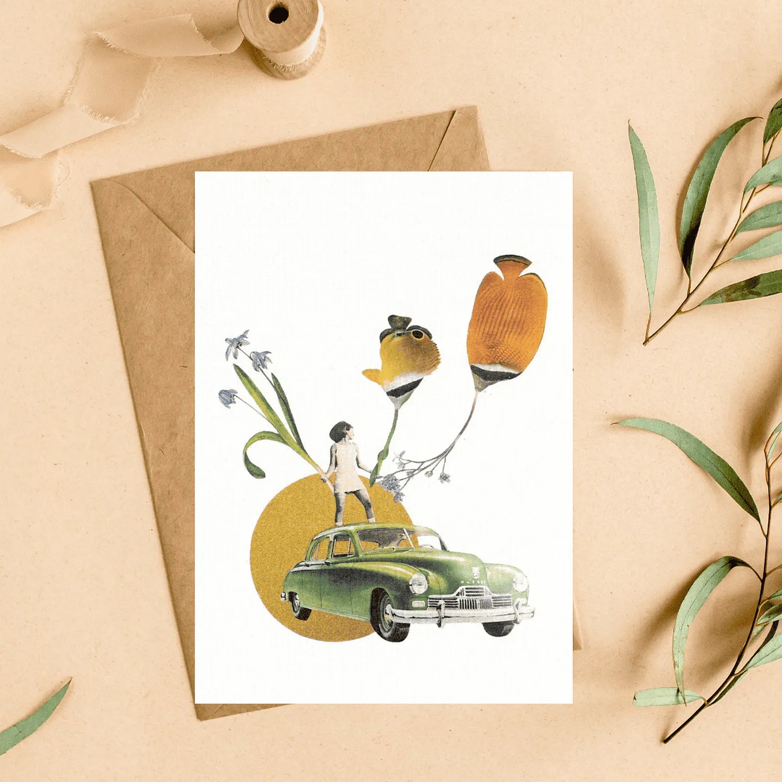 Carte collage reproduction Pistachio.illu Beautiful People, femme sur voiture vintage verte, fleurs et poisson, illustration rétro surréaliste