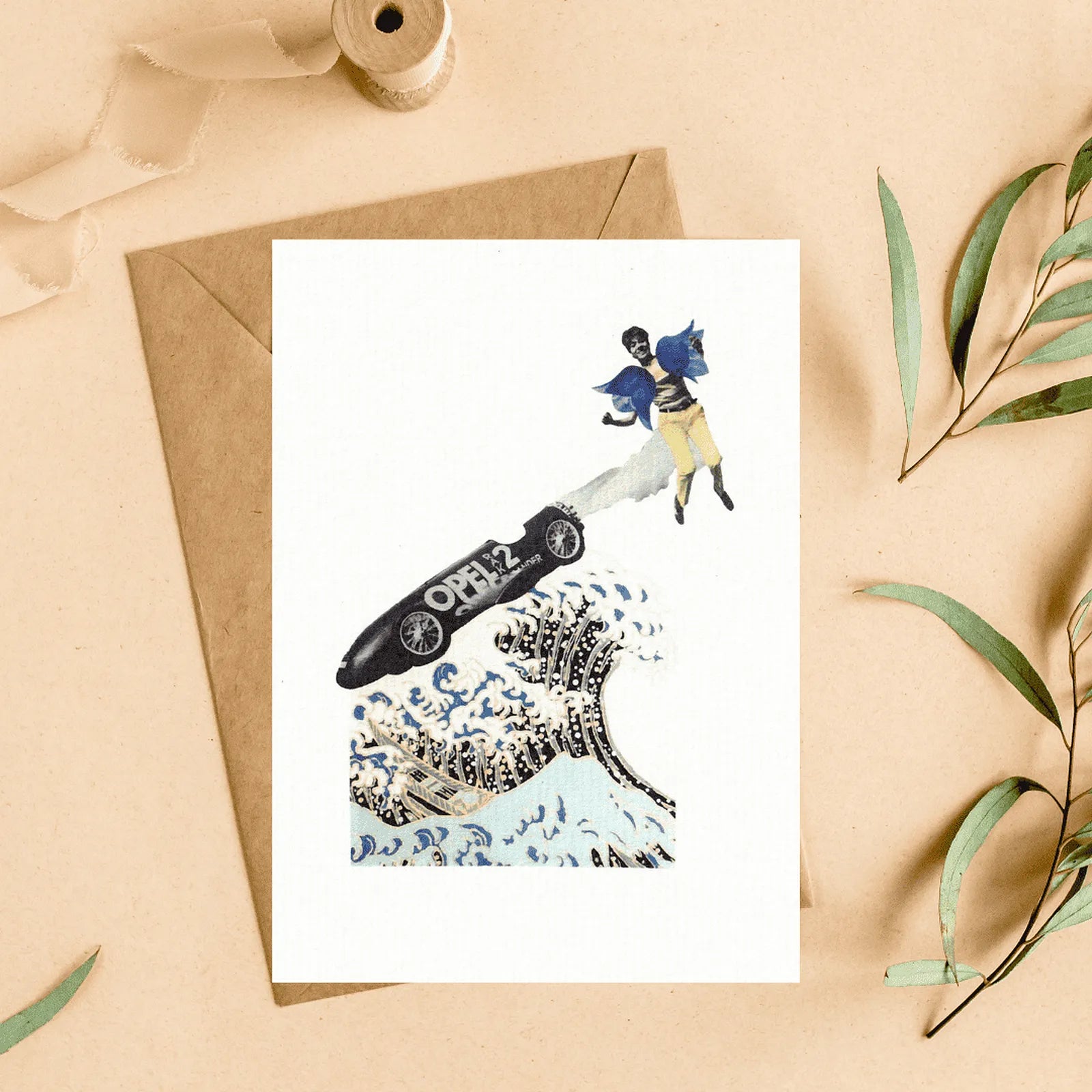 Carte reproduction Cosmic dancer Pistacchio.illu avec enveloppe kraft – collage poétique homme ailé et voiture fusée sur vague style estampe japonaise
