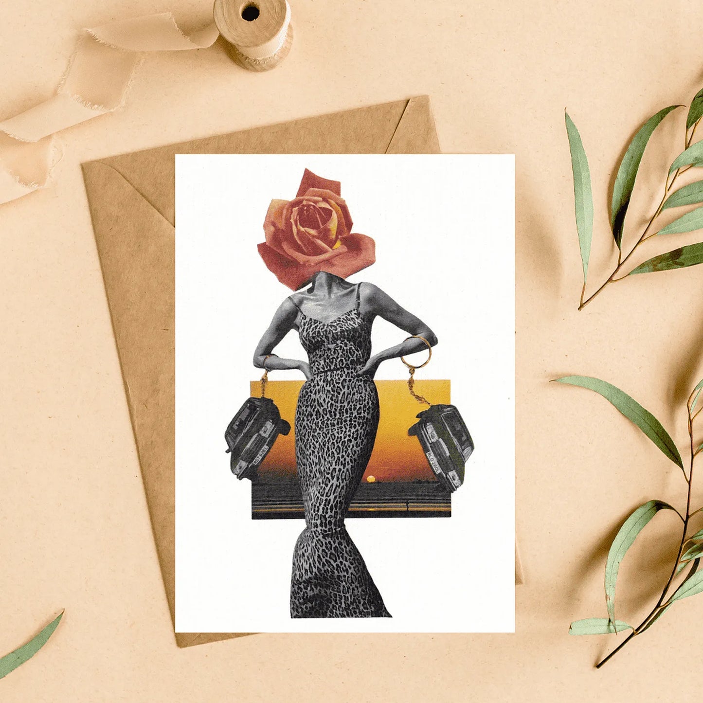 Carte collage vintage L’été indien – femme robe léopard tête rose géante, voitures anciennes et coucher de soleil rétro, avec enveloppe kraft