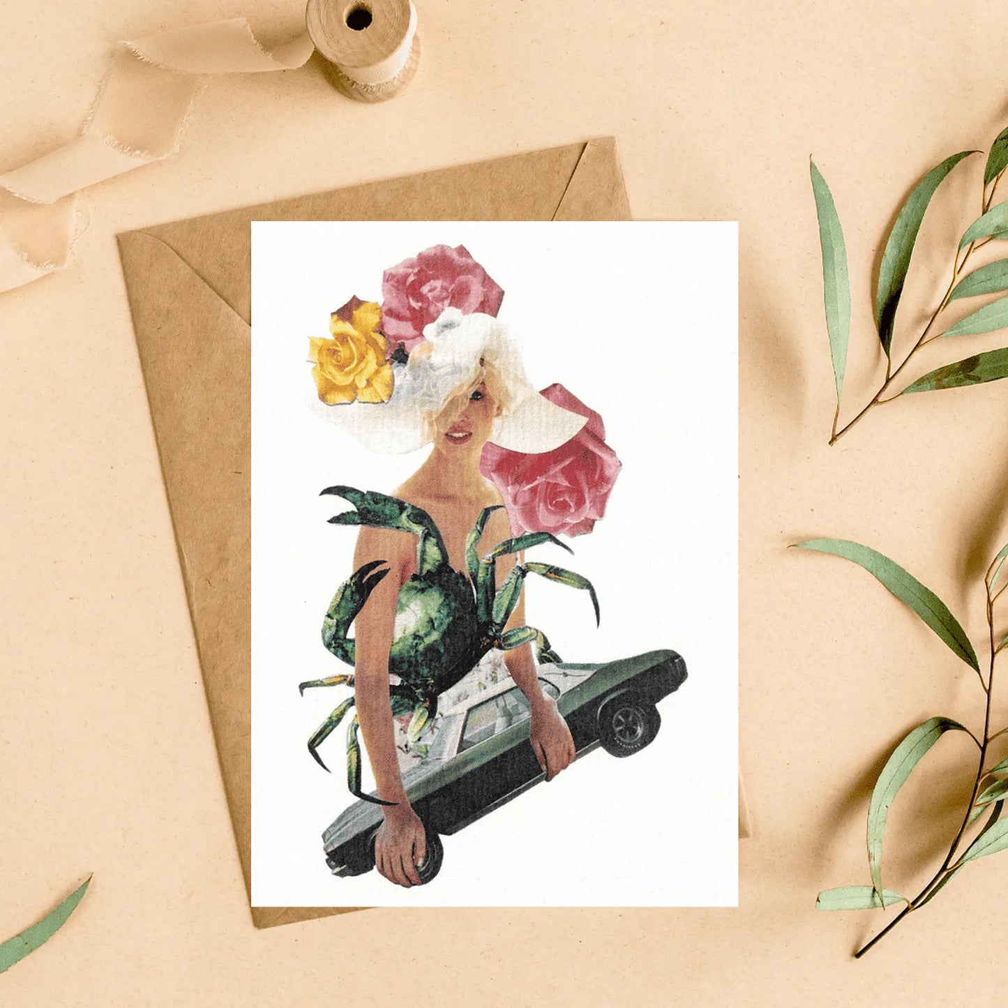 Carte reproduction collage Pistacchio.illu La fin de l’été avec enveloppe kraft, femme au chapeau fleuri, crabe et voiture vintage