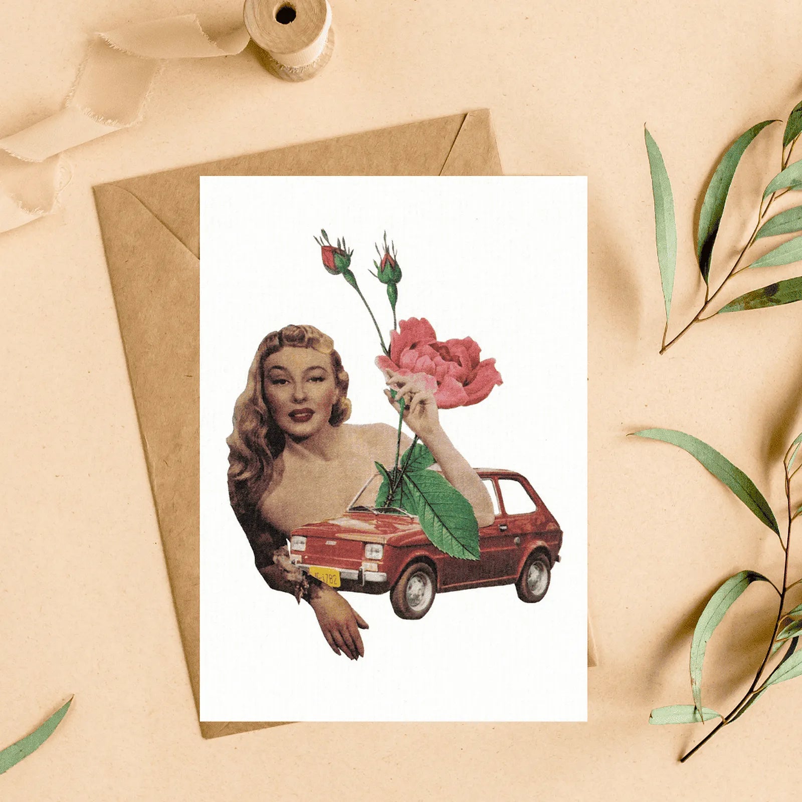 Carte reproduction collage vintage Pistacchio.illu avec enveloppe kraft, portrait femme rétro, voiture rouge ancienne et fleur rose géante