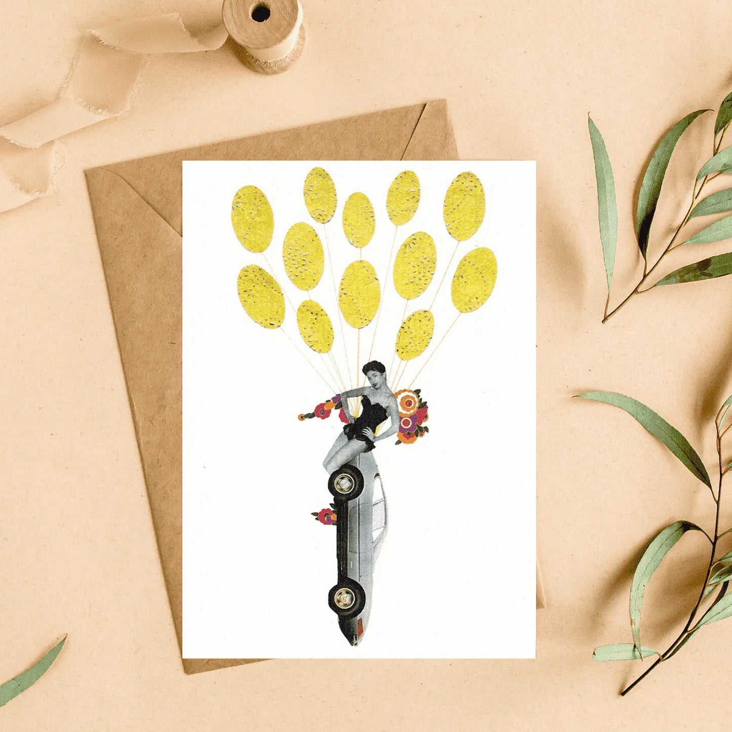 Carte reproduction collage vintage Spirit in the Sky – femme en noir assise sur une voiture suspendue à des ballons jaunes, enveloppe kraft incluse – Pistacchio.illu