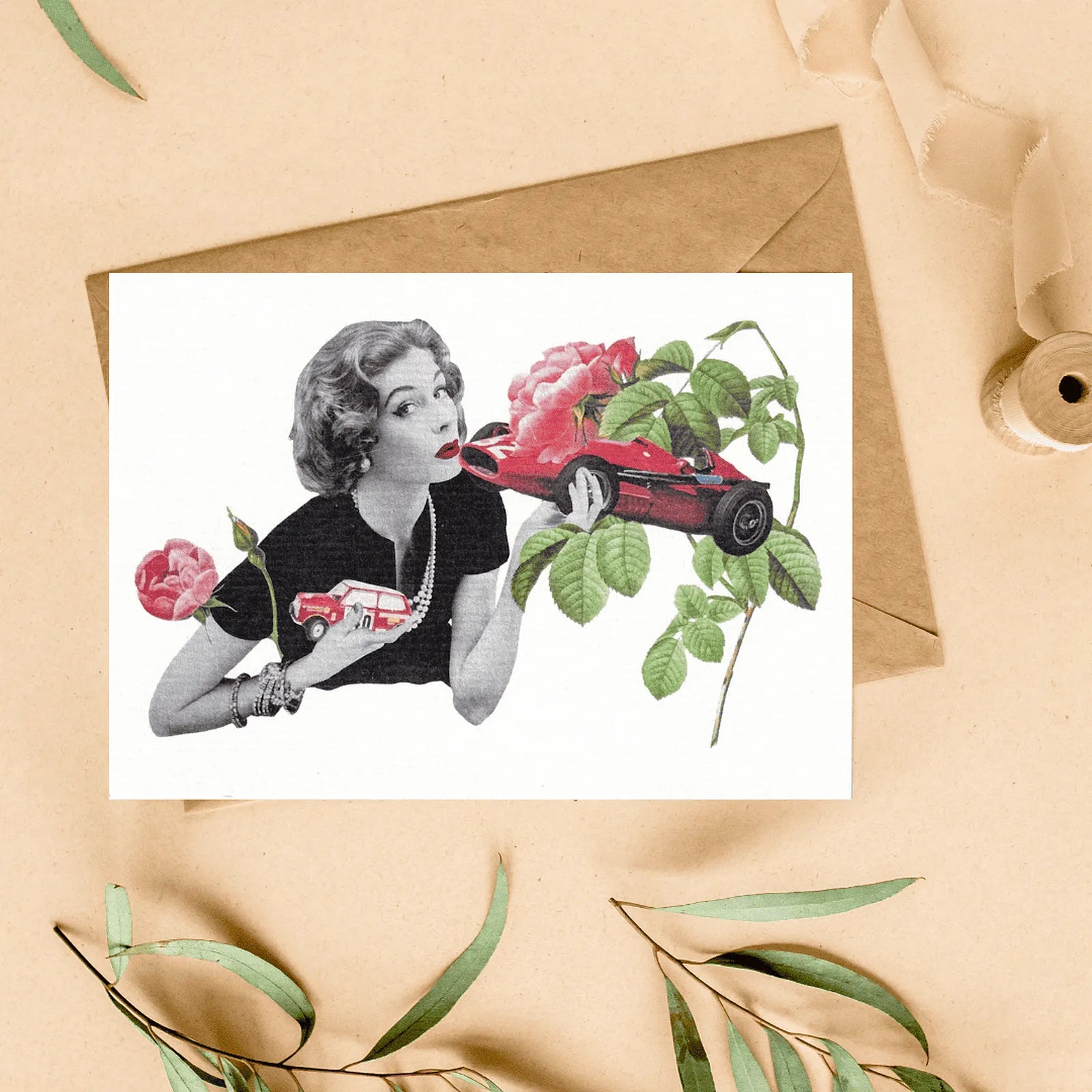 Carte collage reproduction Pistacchio.illu "Toujours un coin qui me rappelle", femme vintage noir et blanc, voitures rouges miniatures et roses sur fond kraft avec enveloppe.