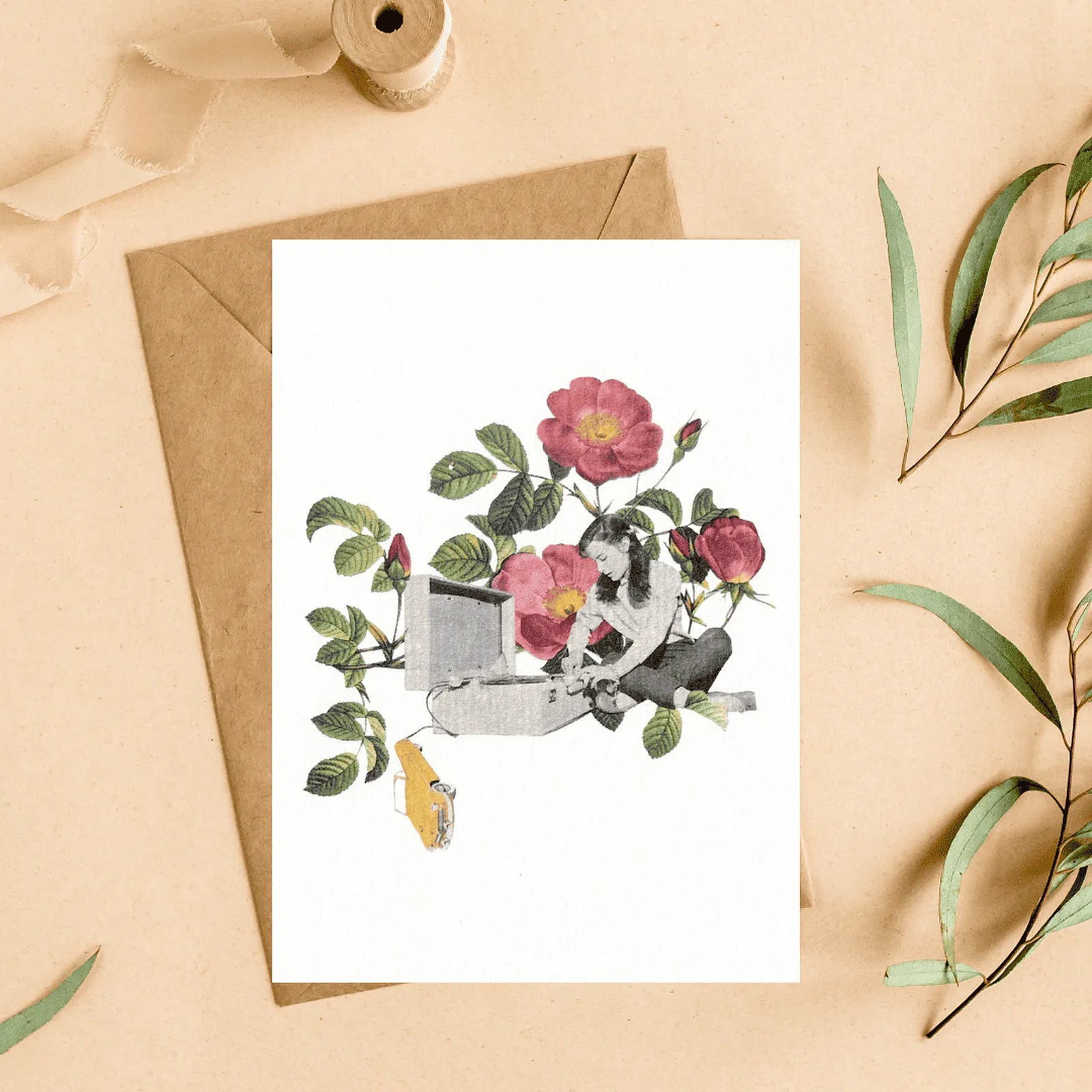 Carte postale collage vintage "Dans un vieux rock'n'roll" avec enveloppe kraft – femme et tourne-disque entourés de roses rouges, création Pistacchio Illu